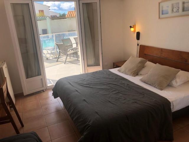 Hotel Le Bleu Marine Сен Мари де ла Мер Екстериор снимка
