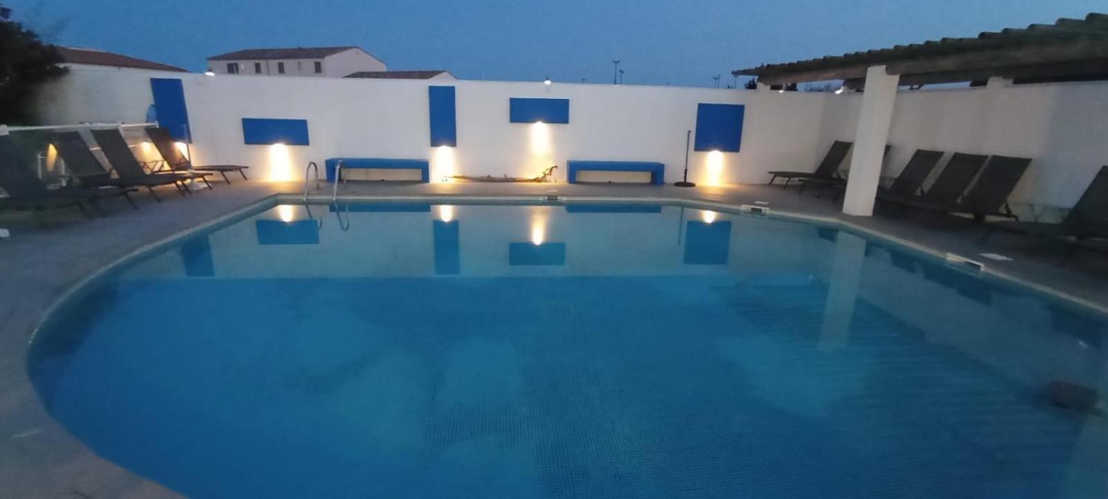 Hotel Le Bleu Marine Сен Мари де ла Мер Екстериор снимка